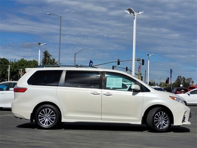 2020 Toyota Sienna XLE FWD W/ Navigation and Leather